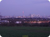 Blick zur abendlichen Frankfurter Skyline
